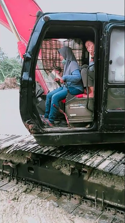driver vs oprator cantik