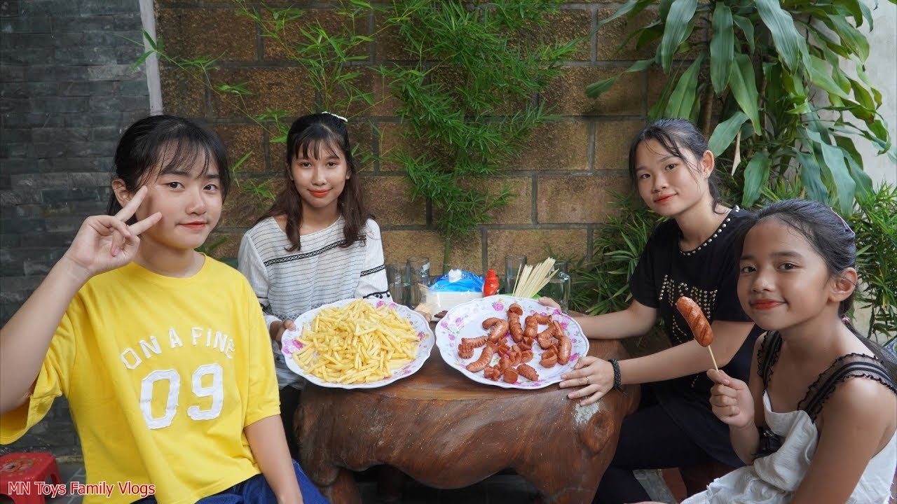 Hồng Anh Làm Món Xúc Xích Rán và Khoai Tây Chiên Lắc Phô Mai cùng Thùy Giang và Hai Chị