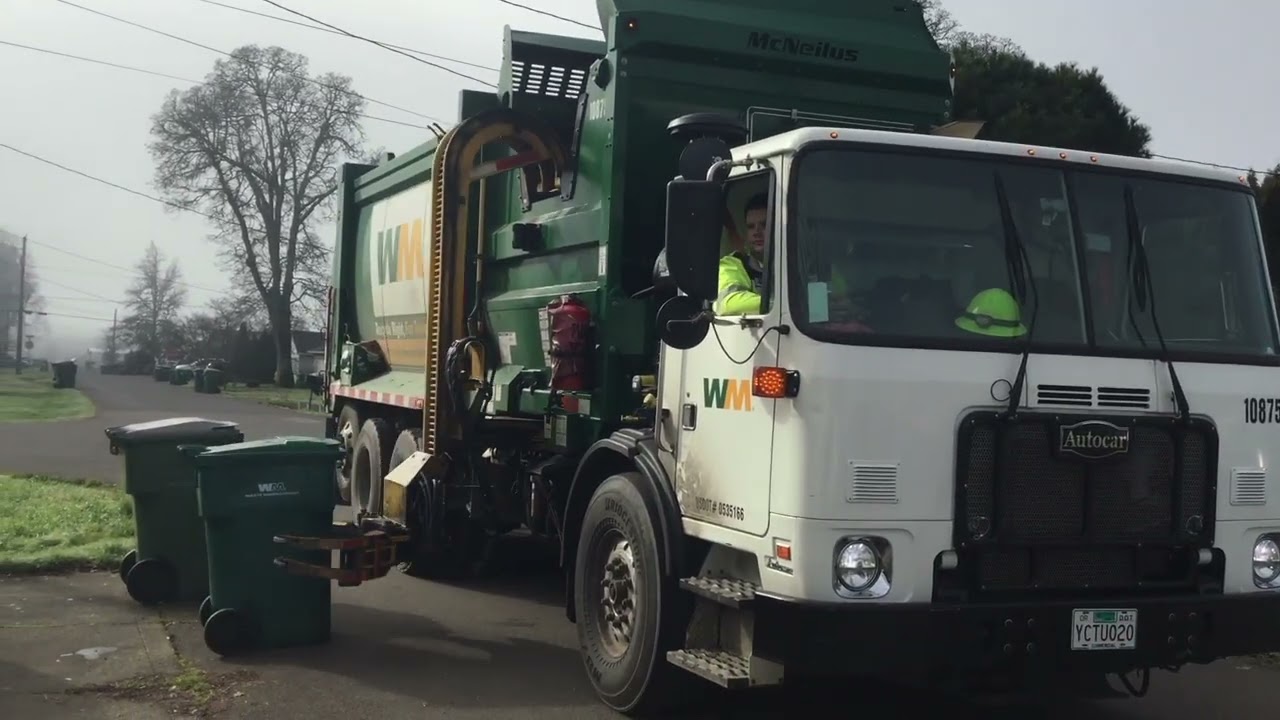 WM Newberg Oregon - Autocar ACX Mcneilus ZR On The Trash Route!