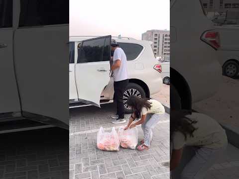 رجل متكبر كسر خاطر البنت الفقيرة وحرمها من الاكل ولكن ابنته عندما راته حدثت المفاجأة رجل متكبر كسر خاطر البنت الفقيرة وحرمها من الاكل ولكن ابنته عندما راته حدثت المفاجأة