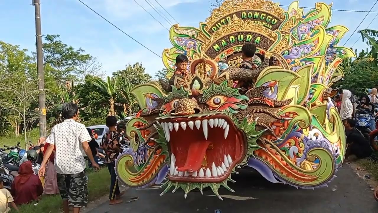 Porno yigit uyiga qiz olib keldi Kichkina eshakda katta semiz xoroz