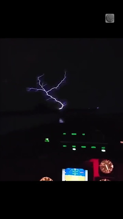 ‘St. Elmo’s Fire’ spotted in airplane windshield ahead of #HurricaneIdalia #shorts #Idalia