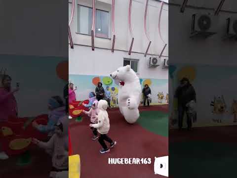 Мишка играет в догонялки с девчонками! #белыймишка #ростоваякукла #белыймедведь #shorts #вотэтода