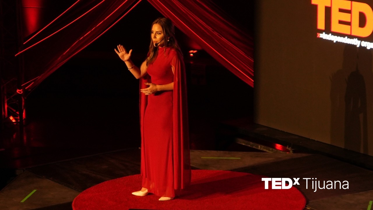 Mi introversión habla en público | Estephania Báez | TEDxTijuana
