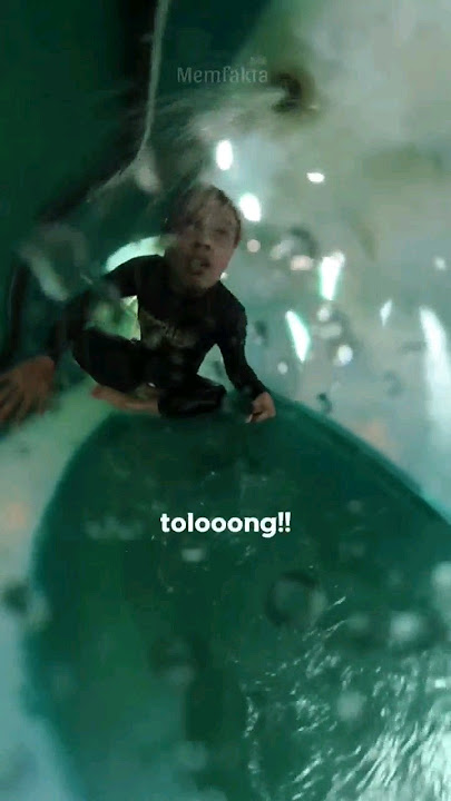Pria ini Tersangkut di Perosotan Waterboom
