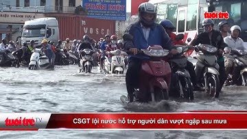 CSGT lội nước hỗ trợ người dân vượt ngập sau mưa  | Truyền Hình - Báo Tuổi Trẻ