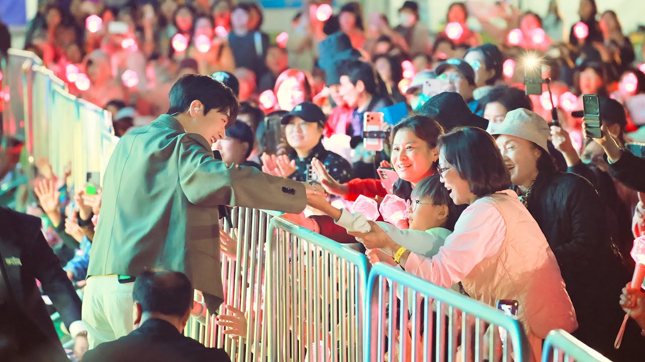 이찬원 노량진주민분들을 가까이서 뵙기 위해 무대아래로 내려가는데 인형을 선물받고 아이와 악수 하는 다정함 보이고 정규2집앨범 신곡들을 최초로 선보였던 쇼케이스 같았던 행사현장분위기