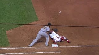 PIT@CIN: Ball goes through the web of Alvarez's glove