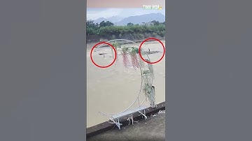Hai người đàn ông lao xuống suối cứu sống 2 bé gái đi xe đạp bị nước cuốn trôi | Tinh Hoa TV