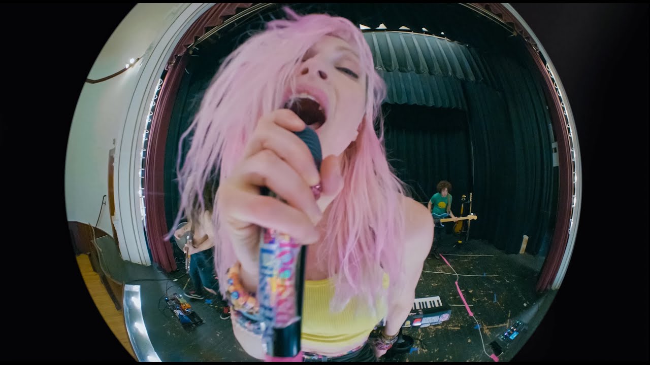 Смотреть «Hooked Like Helen - It Doesn't Look So Good For You Now (Official Music Video)» на YouTube