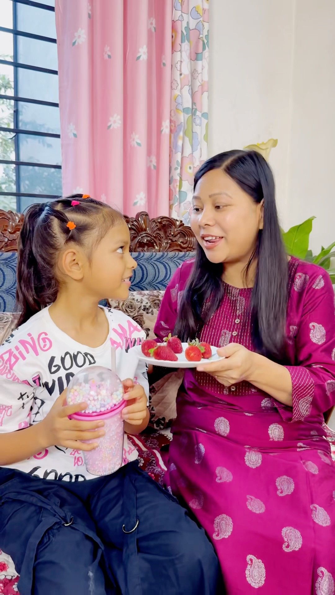 Mummy Ne Strawberry Ko Candy Bana Diya