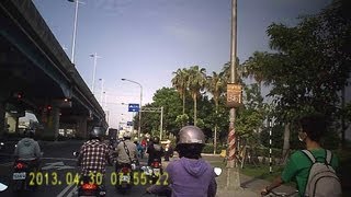 20130430-0755警察都吹口哨了768-KFQ你還闖紅燈，找死~