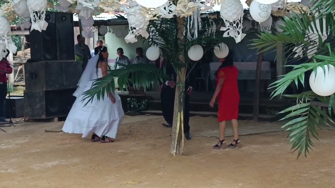 rompiendo el baile con sus padrinos en Quelove