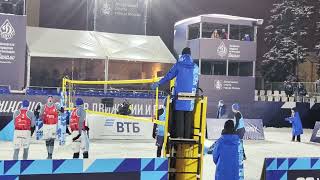 Момент мужского финала кубка России по волейболу на снегу в Москве