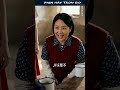 Cô gái vì là con gái nên mẹ không cho bánh bao, mà chỉ cho đứa con trai.