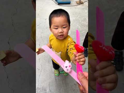 عندما طلب الطفل نفس الشيء مرار ا وتكرار ا الضحك لن يتوقف  