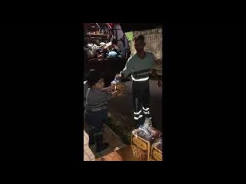Criança fã dos coletores de lixo entrega lembrança de Natal para os amigos, no Acre