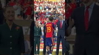 Lamine Yamal Gets A Medal by President Donald Trump 🥇 #lamineyamal #donaldtrump #fifa #workdcup