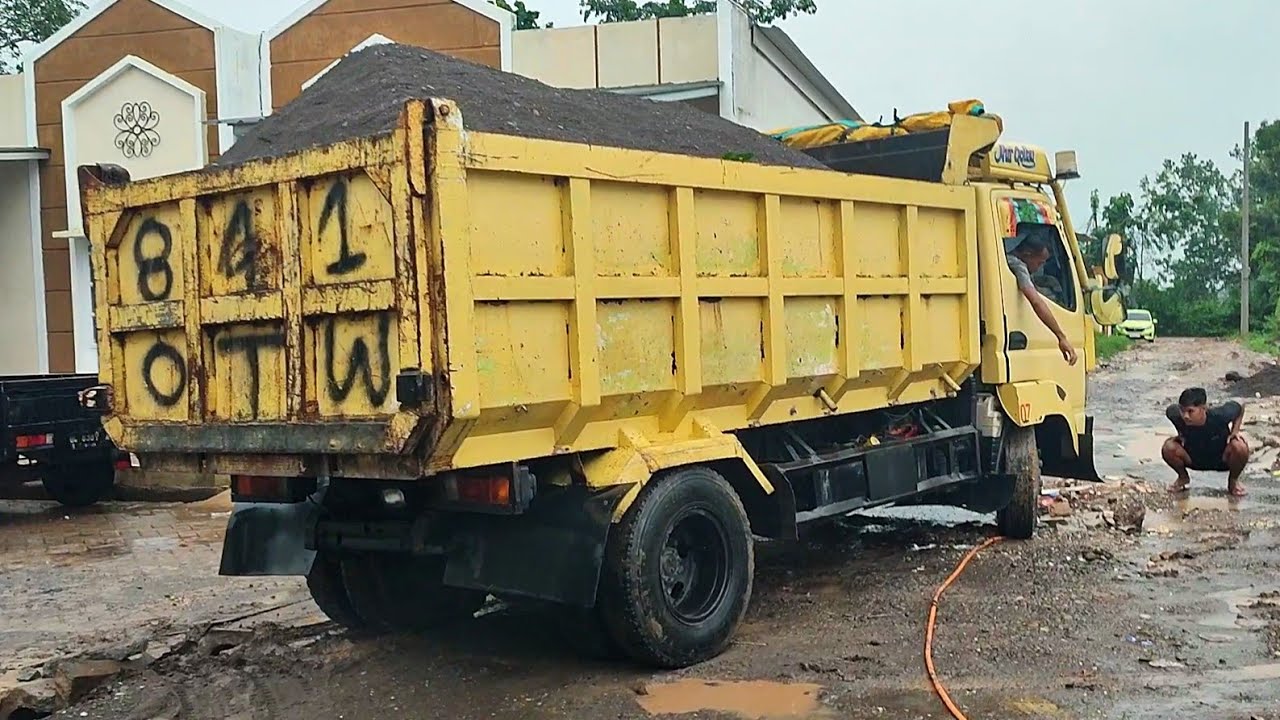 Truk Jomplang. Mobil Truk CANTER HDX Bongkar Muatan PASIR FULL BAK Menggunung Sampai JEMBATAN RUSAK
