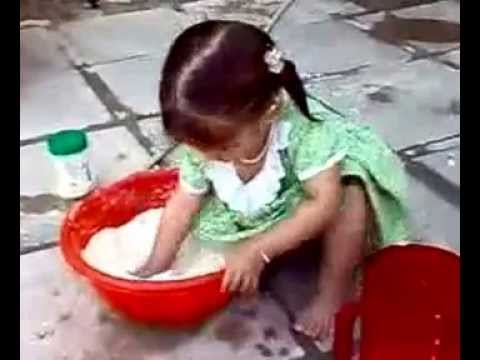 طفله تعجن ماشاء الله عليها