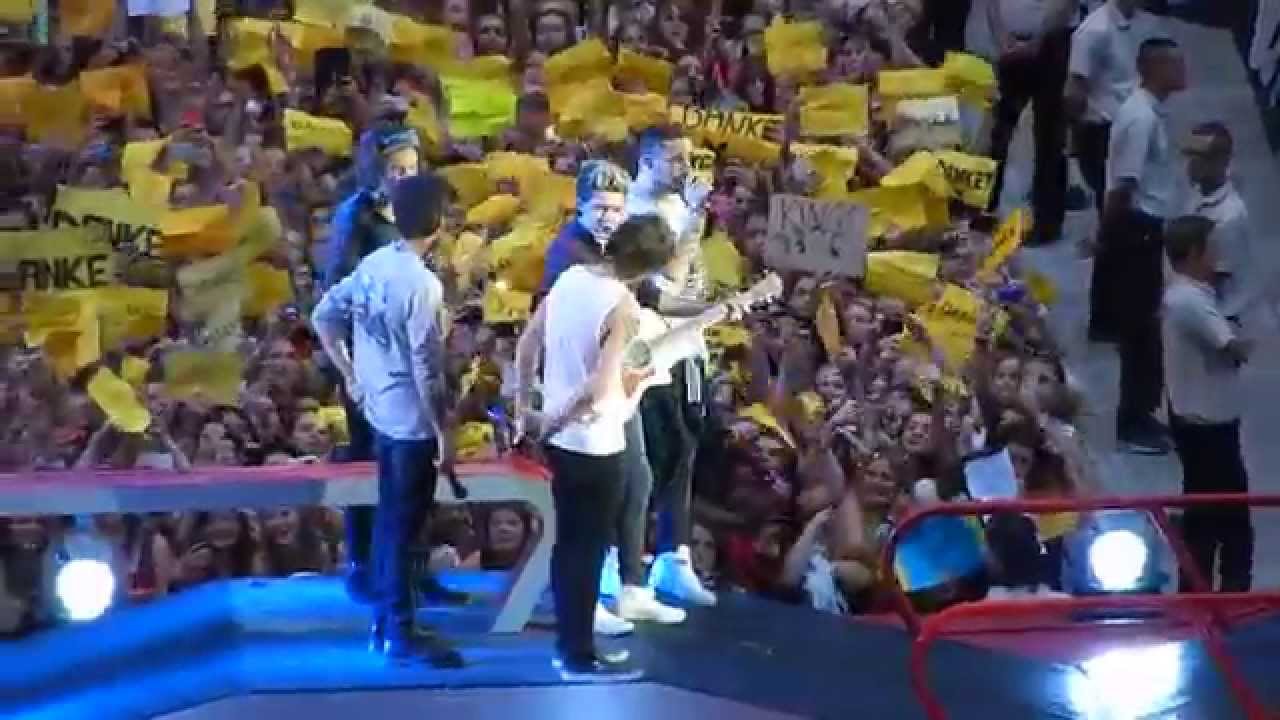 One Direction - Don't Forget Where You Belong [Live in Düsseldorf (07/02/14)]