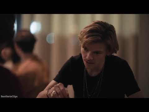 Still: Benny beats Beth at speed chess — The Queen's Gambit