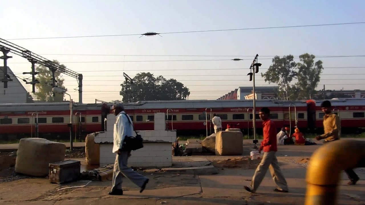 12369 Howrah Haridwar Kumbha Express arriving at Lucknow - YouTube