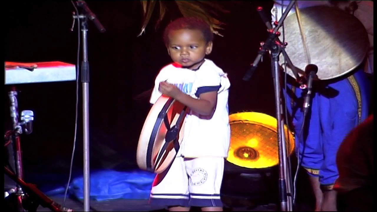 Les Tambours Sacrés - Zenès Maloya.