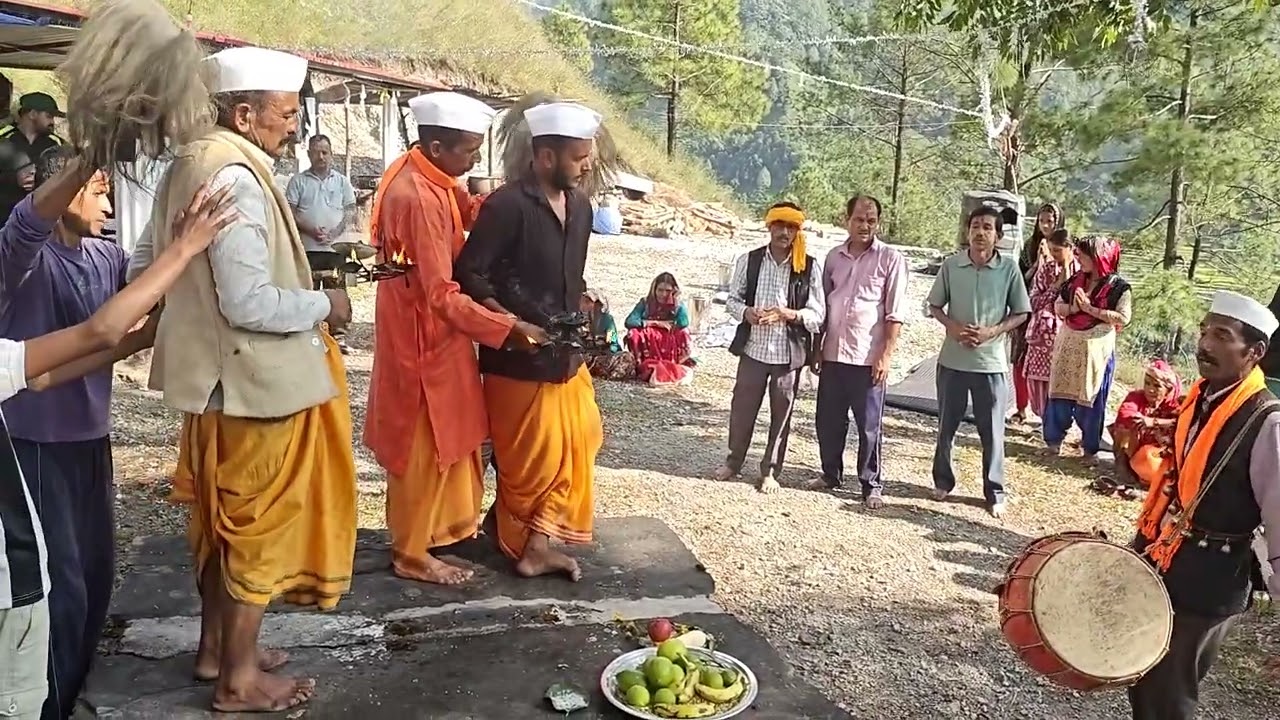 भगवान नैलिंग मन्दिर में कैलाश दा के बरमू