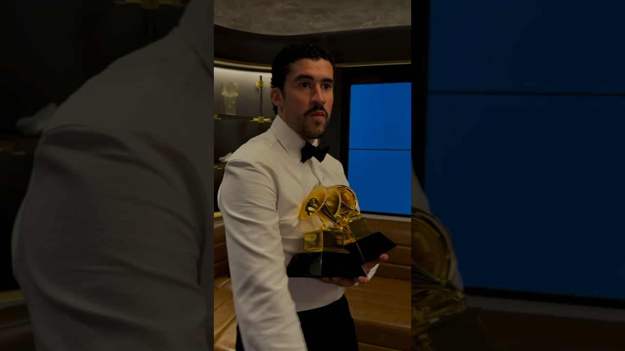 Bad Bunny festeja escuchando Bienvenida 😎🏆 #badbunny #grammys