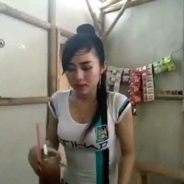 Penjaga warung paling sexy!! Bikin CROOOOT!!!