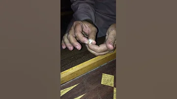 خدعة رهيبة بزهر الطاولة شاهد ماذا يفعل هذا الرجل 