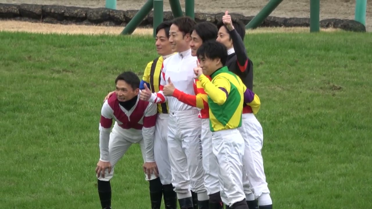 【ホープフルステークス】dayのお昼休み 調教師免許に受かり来年の２月末で引退する藤岡騎手のため20期生が勢ぞろいしたので記念撮影 現地映像