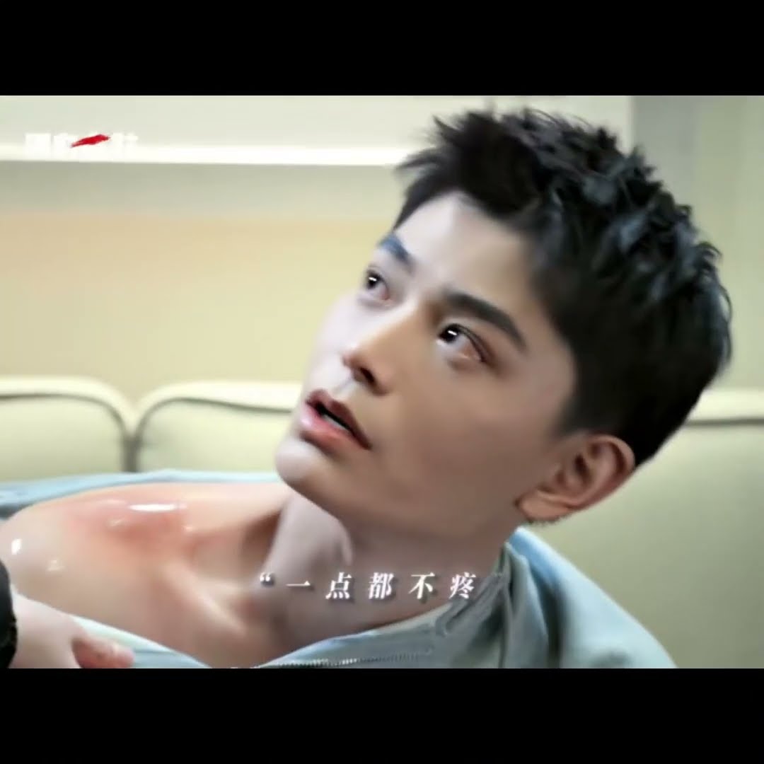 My crush applies medicine for me? #黑白森林 #BlackandWhiteForest #丁禹兮 #苏晓彤 #DingYuxi #SuXiaotong