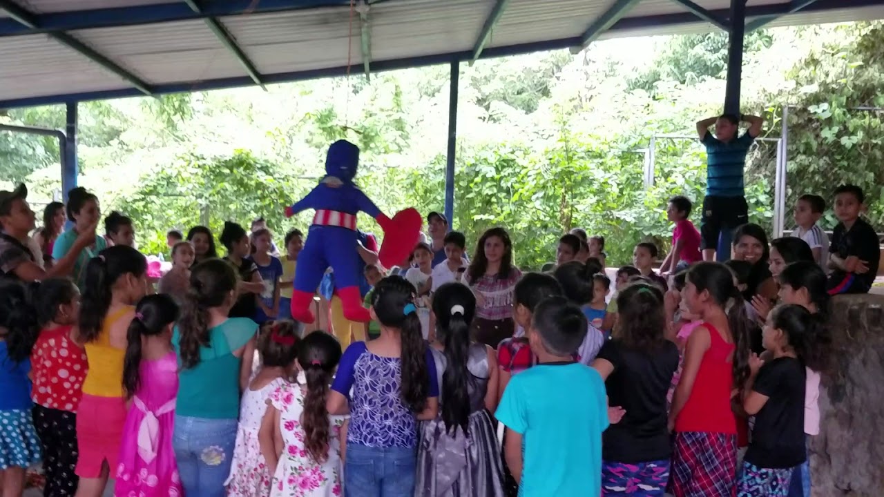 12 Llego La mera Hora de Pegarle a La Piñata - Payasadas y Diversion Parte 12