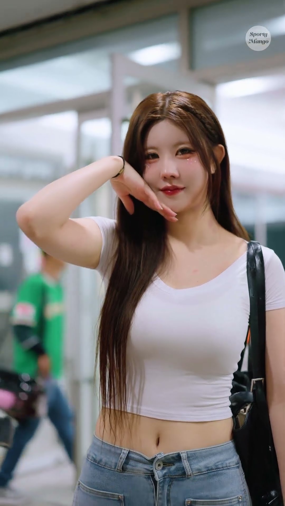 Cheerleader Kim Ye-won's photo pose aiming for a toothache medicine commercial