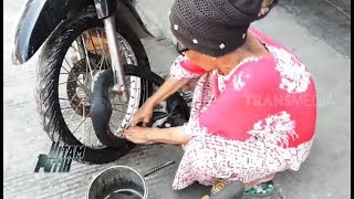 Download lagu Nenek Berusia 76 Tahun Yang Jadi Tukang Tambal Ban... mp3