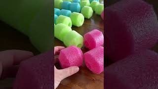 People make a giant bead lizard keychain out of pool noodles!