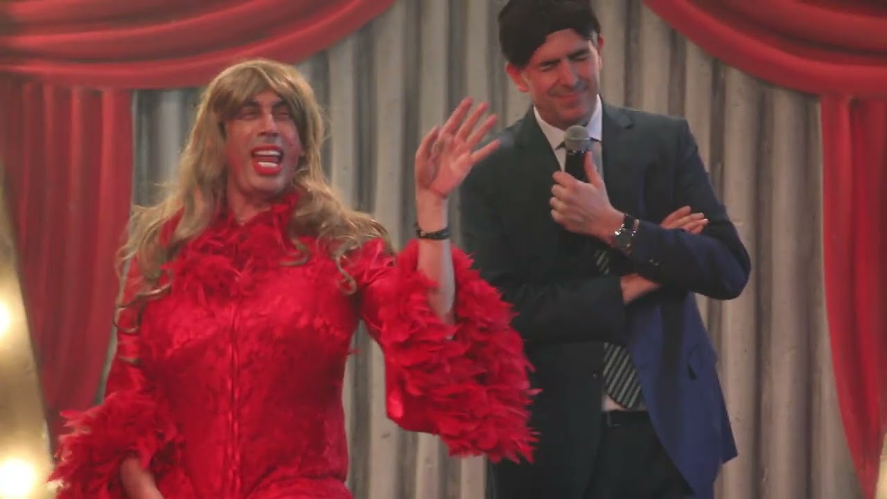 ماريوكا في مشهد من مسرحية ماريو باسيل وشادي مارون في مطعم البلازا بالاس طبرجا