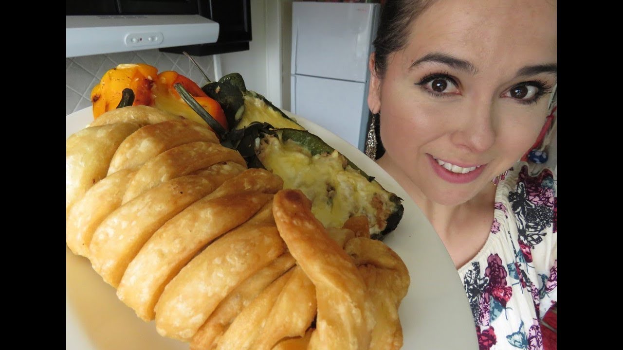 Chiles poblanos rellenos de queso envueltos en masa hojaldrada fritos/Marisolpink