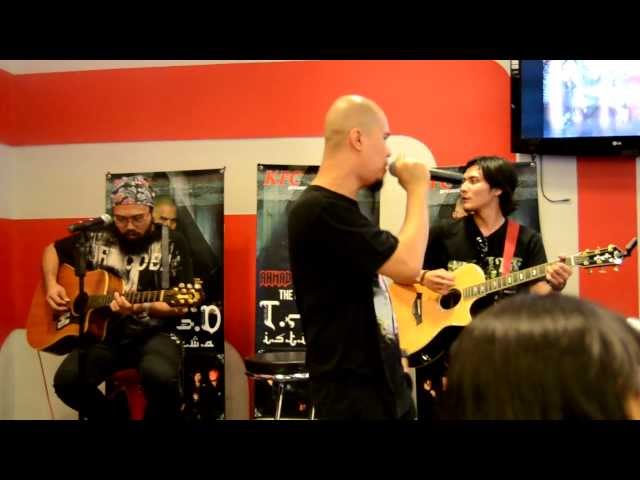 Ratu di Hatiku by Ahmad Dhani and Wahyu Sudiro (acoustic version) at KFC Ambarrukmo Plaza class=