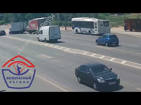 В Волгограде на видео попало массовое ДТП с участием туристического автобус