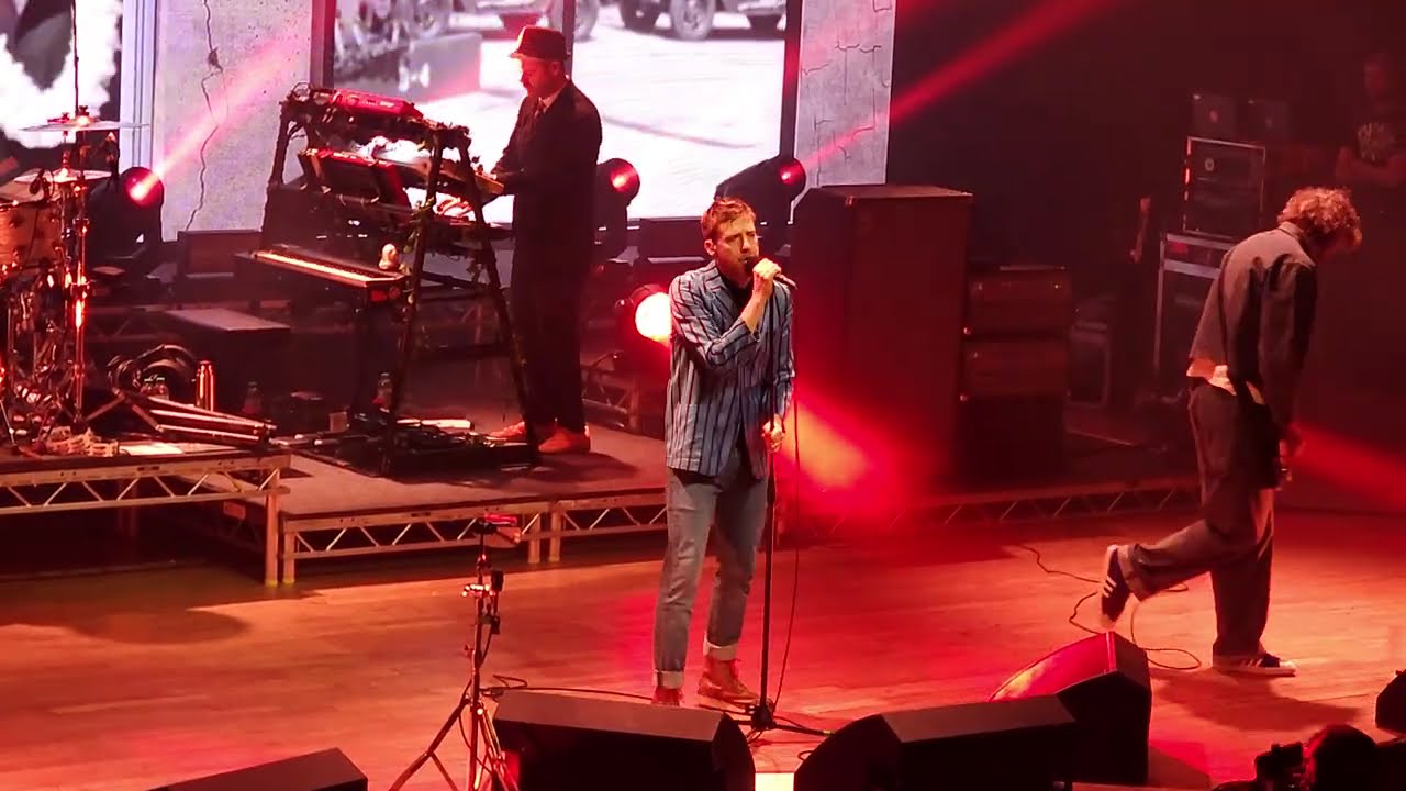 Kaiser Chiefs - Everyday I Love You Less and Less / I Predict a Riot