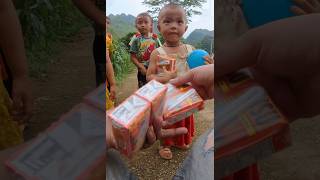 Phát kẹo cho các em nhỏ #amthuctaybac #funny #bvn #food #cute #tuyenanngon #vietnam #vietnamesetaste