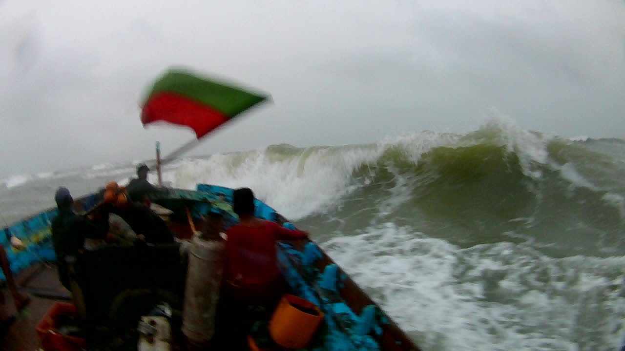 Extreme Fishing in Dangerous Waves No Turning Back | Ibrahim Hyderi