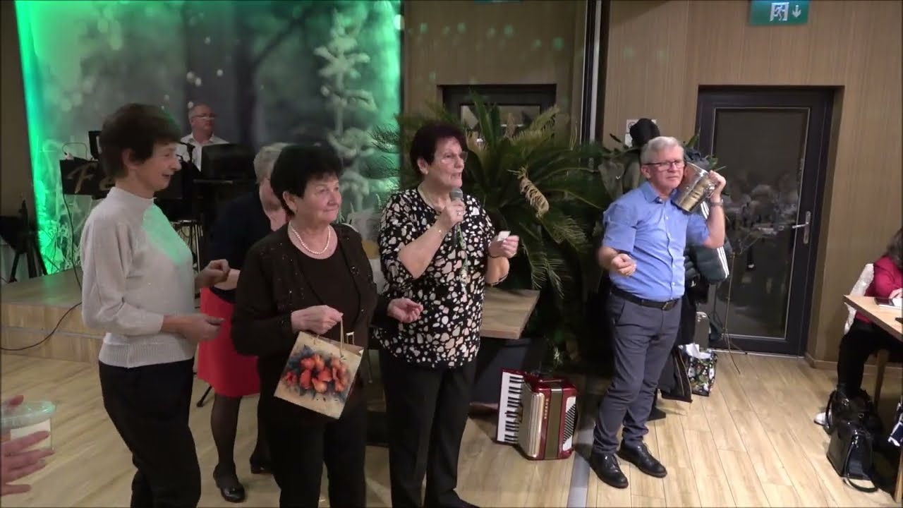 03.  Itt a tombola, van sok nyeremény, most már csak a szerencse kellene.   Pannon Farsangi Bál.