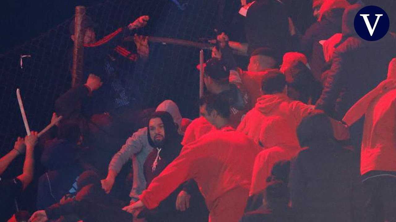 Suspenden el partido entre Independiente y Universidad de Chile por una brutal pelea entre hinchas