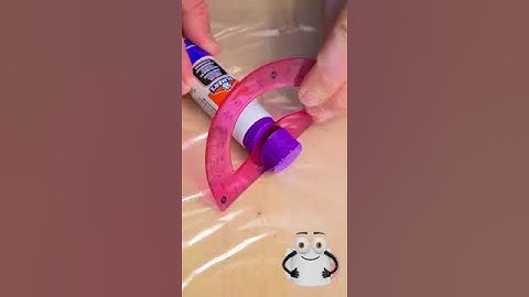 A cool DIY glue-crayon toy for those who like to squeeze things out! #toiletpaper #diy #funnyvideo