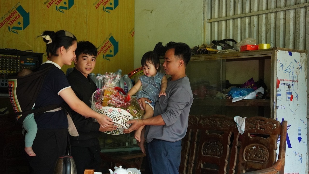 Manh's family visited Uncle Chu to wish him a Happy New Year and thank him for his help