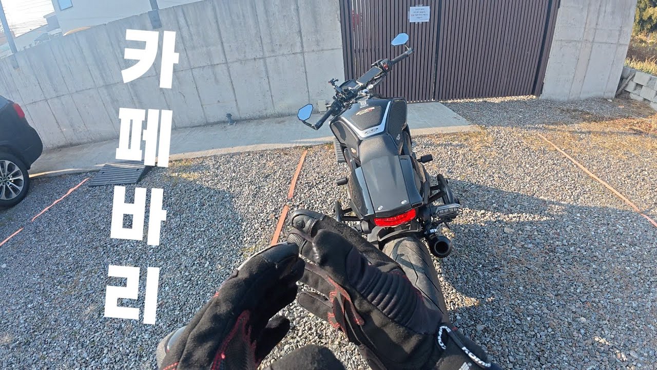 어느 한적한 카페 / CB1000R / 4K